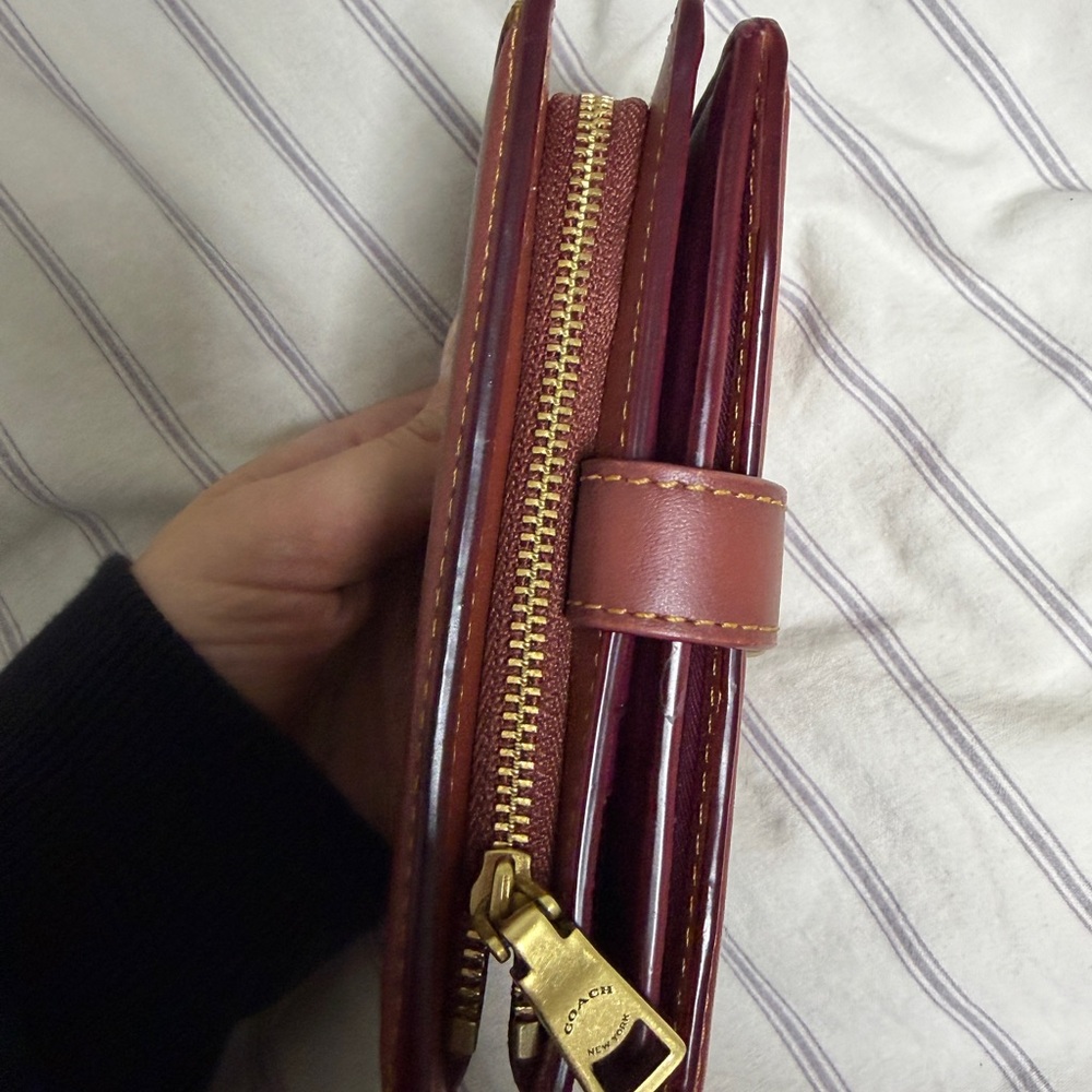 Coach Hutton Wallet In Signature
Canvas Brass / Tan Rust - Picture 7 of 9